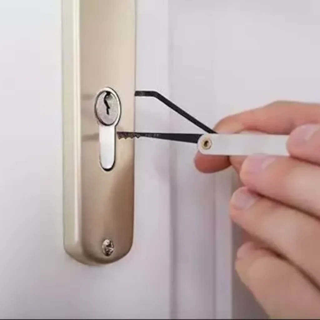 Cerrajero profesional realizando apertura de puerta en Palamós